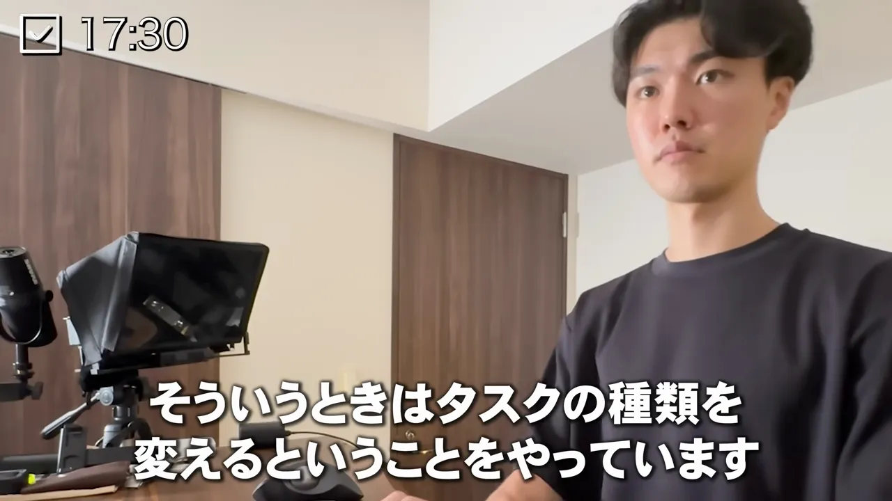 夕方の作業机の前で、集中が落ちた時間帯はタスクの種類を変えていると話している動画の画面